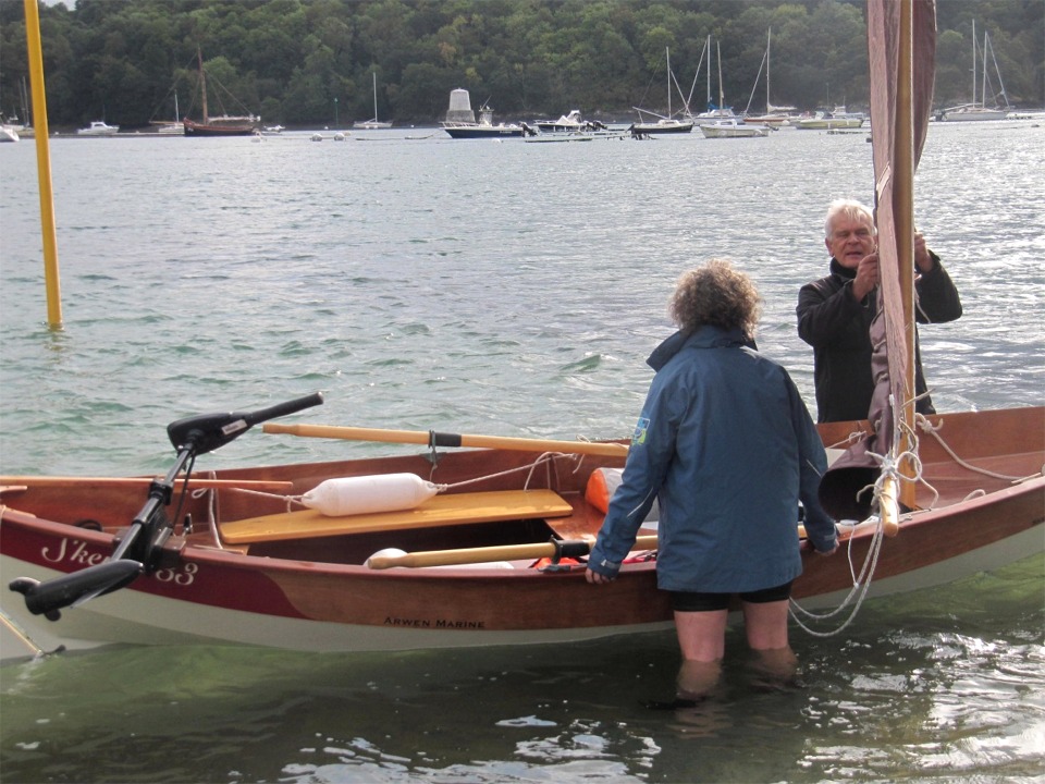 Patrick termine de gréer son Skerry 33 pendant que Sylvie, son équipière du jour, tient le bateau. Skerry 33 est les seul Skerry à moteur auxilliaire à ma connaissance... 